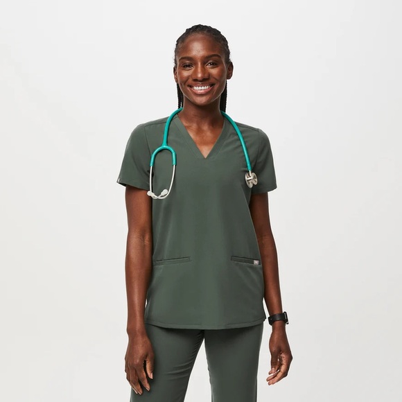 Figs Tops - Figs Casma Three-Pocket Scrub Top in Moss Green Size Medium Technical Collection